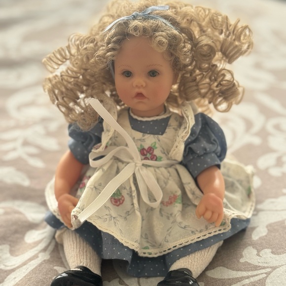 Lee Middleton mini Charming Blue and Cream Curly-Haired Doll - Picture 1 of 5